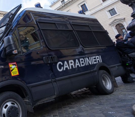 No Tav, incappucciati assaltano un cantiere nel Torinese: in fiamme due camionette dei Carabinieri