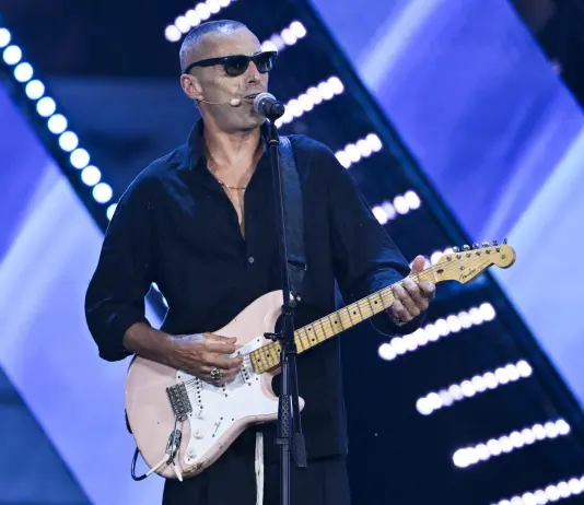 Alex Britti incanta il Castello di Santa Severa: due ore di musica ed energia