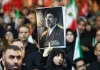 Iran, iniziano ufficialmente i funerali di Ali Khamenei: presenti migliaia di persone