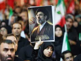 Iran, iniziano ufficialmente i funerali di Ali Khamenei: presenti migliaia di persone