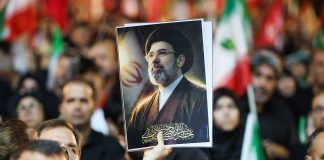 Iran, iniziano ufficialmente i funerali di Ali Khamenei: presenti migliaia di persone, non ci sarà il figlio Mojtaba