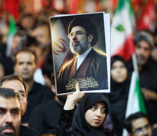 Iran, iniziano ufficialmente i funerali di Ali Khamenei: presenti migliaia di persone