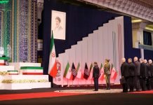 Iran, iniziano ufficialmente i funerali di Ali Khamenei: presenti migliaia di persone