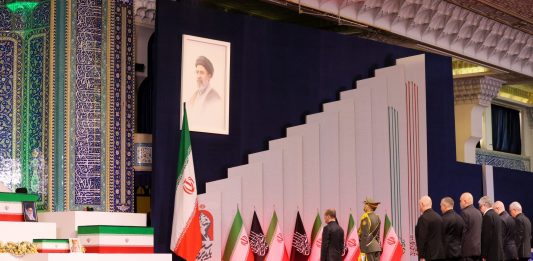 Iran, iniziano ufficialmente i funerali di Ali Khamenei: presenti migliaia di persone