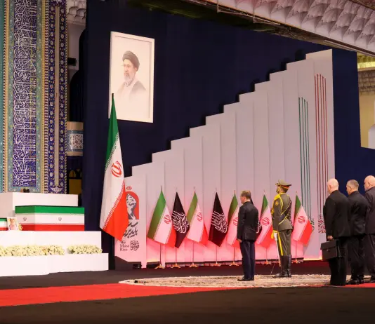 Iran, iniziano ufficialmente i funerali di Ali Khamenei: presenti migliaia di persone
