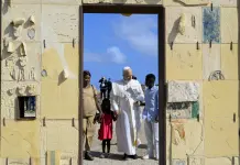 Papa Leone XIV a Lampedusa prega sulla tomba dei migranti: “Vittime di decisioni mancate, l’Europa è chiamata a una grande responsabilità” / Video