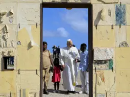 Papa Leone XIV a Lampedusa prega sulla tomba dei migranti: “Vittime di decisioni mancate, l’Europa è chiamata a una grande responsabilità” / Video