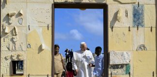 Papa Leone XIV a Lampedusa prega sulla tomba dei migranti: “Vittime di decisioni mancate, l’Europa è chiamata a una grande responsabilità” / Video