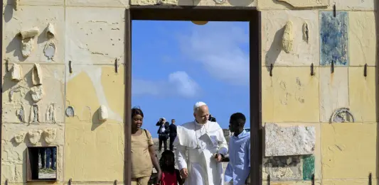 Papa Leone XIV a Lampedusa prega sulla tomba dei migranti: “Vittime di decisioni mancate, l’Europa è chiamata a una grande responsabilità” / Video