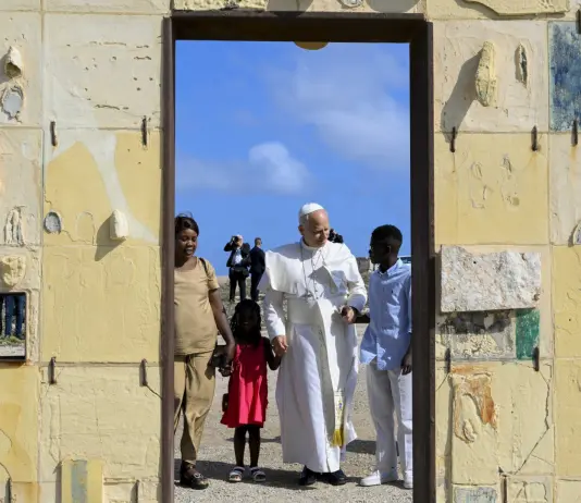 Papa Leone XIV a Lampedusa prega sulla tomba dei migranti: “Vittime di decisioni mancate, l’Europa è chiamata a una grande responsabilità” / Video