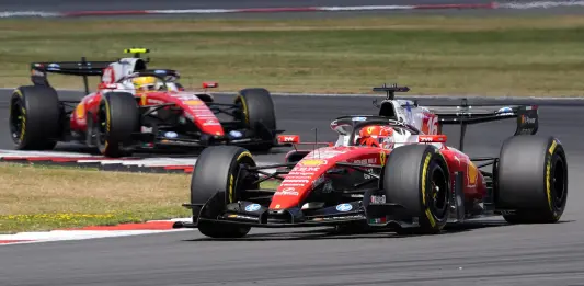 F1, trionfo Ferrari a Silverstone: Leclerc vince, Hamilton terzo. Antonelli fuori dai punti per un problema tecnico