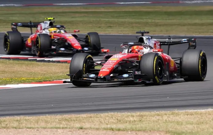 Charles Leclerc e Lewis Hamilton