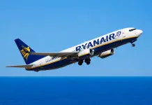Paura su un volo Ryanair in Grecia, un pezzo del motore rompe un finestrino: un passeggero rischia di essere risucchiato