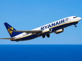 Paura su un volo Ryanair in Grecia, un pezzo del motore rompe un finestrino: ferito un passeggero