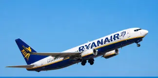 Paura su un volo Ryanair in Grecia, un pezzo del motore rompe un finestrino: ferito un passeggero