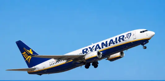 Paura su un volo Ryanair in Grecia, un pezzo del motore rompe un finestrino: ferito un passeggero