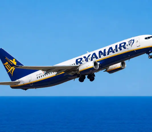 Paura su un volo Ryanair in Grecia, un pezzo del motore rompe un finestrino: ferito un passeggero