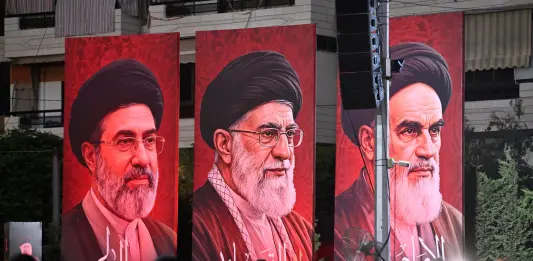Iran, è stato sepolto a Mashhad il corpo dell’ex guida suprema Ali Khamenei
