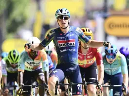Merlier vince l’ottava tappa del Tour de France, Pogacar resta in maglia gialla