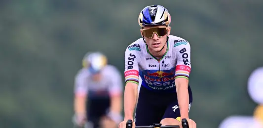 Tour de France, Evenepoel batte Pogacar e vince la 15esima tappa. Ritiro per Vingegaard