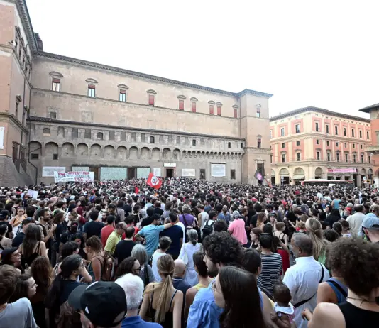 Bologna in piazza per la morte di Fakir Abderrahim, tensione tra manifestanti e Polizia