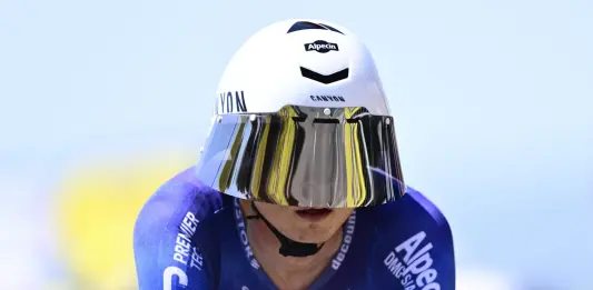 Philipsen trionfa nella 17esima tappa del Tour de France, Pogacar rimane in giallo