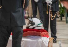 A Milano i funerali dell’agente della Polizia Locale Francesco Imprezzabile, feretro accolto da un lungo applauso