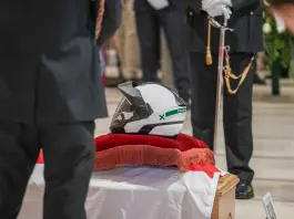 A Milano folla commossa per i funerali dell’agente della Polizia Locale Francesco Imprezzabile / Video