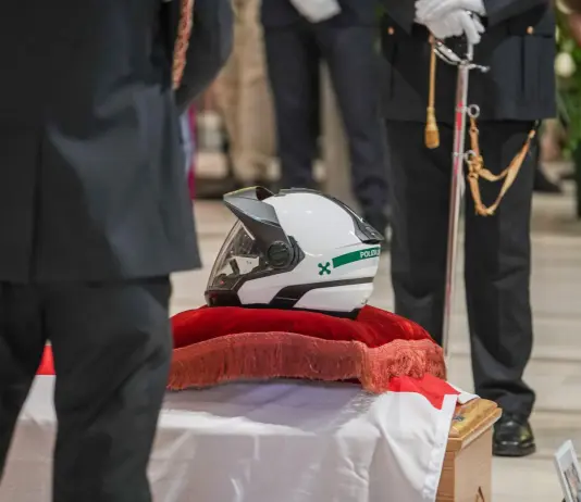 A Milano i funerali dell’agente della Polizia Locale Francesco Imprezzabile, feretro accolto da un lungo applauso