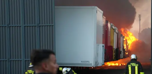 Domato l’incendio nel deposito Brt di Milano Bovisa, resta l’allerta ambientale. Arpa Lombardia “Da primi risultati nessuna criticità”