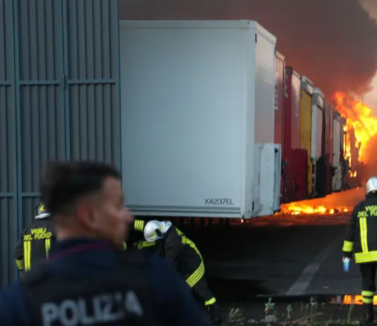 Domato dopo 12 ore di lavoro l’incendio nel deposito Brt di Milano Bovisa, resta l’allerta ambientale