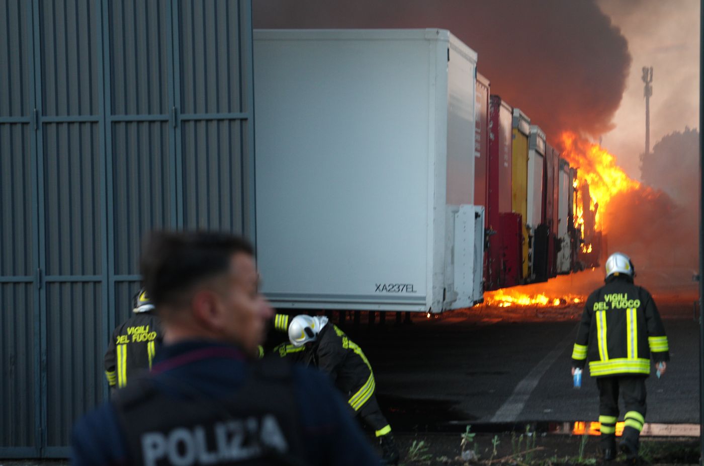 Domato dopo 12 ore di lavoro l’incendio nel deposito Brt di Milano Bovisa, resta l’allerta ambientale