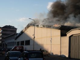 Domato l’incendio nel deposito Brt di Milano Bovisa, resta l’allerta ambientale. Arpa Lombardia “Da primi risultati nessuna criticità”