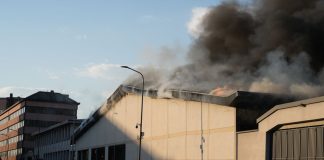 Domato l’incendio nel deposito Brt di Milano Bovisa, resta l’allerta ambientale. Arpa Lombardia “Da primi risultati nessuna criticità”