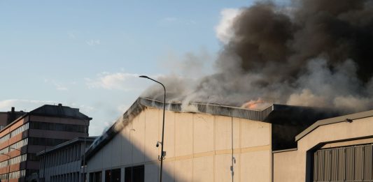 Domato l’incendio nel deposito Brt di Milano Bovisa, resta l’allerta ambientale. Arpa Lombardia “Da primi risultati nessuna criticità”