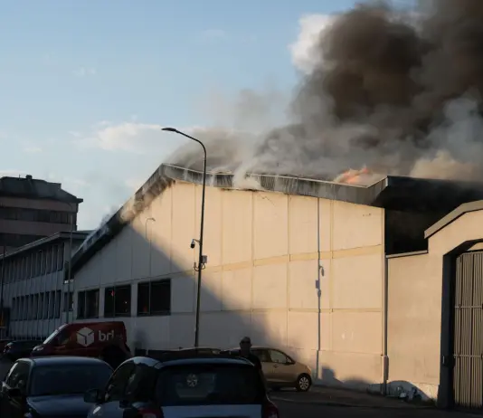Domato l’incendio nel deposito Brt di Milano Bovisa, resta l’allerta ambientale. Arpa Lombardia “Da primi risultati nessuna criticità”