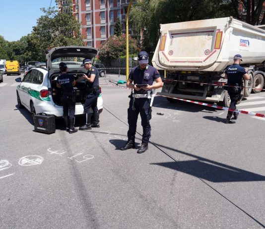 Mezzo pesante investe una donna in bicicletta a Milano, morta in ospedale la 67enne