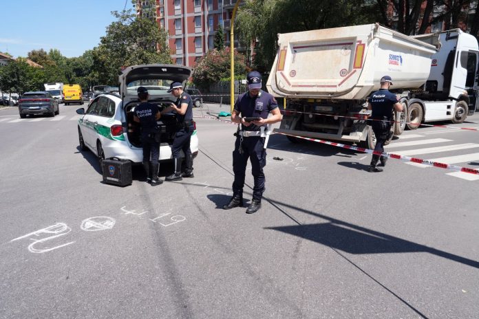 Milano, Incidente mortale, Donna in bicicletta investita da un camion in Via Colleone angolo Via Gattamelata
