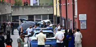 Un uomo muore durante un intervento della polizia a Bologna, la Questura “Bodycam a disposizione degli inquirenti”