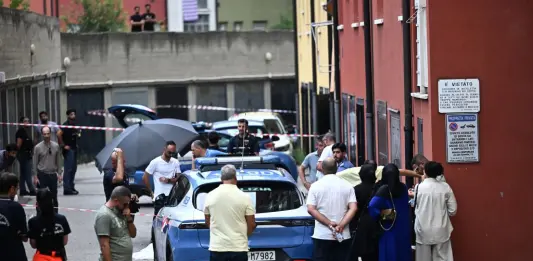 Un uomo muore durante un intervento della polizia a Bologna, la Questura “Bodycam a disposizione degli inquirenti”