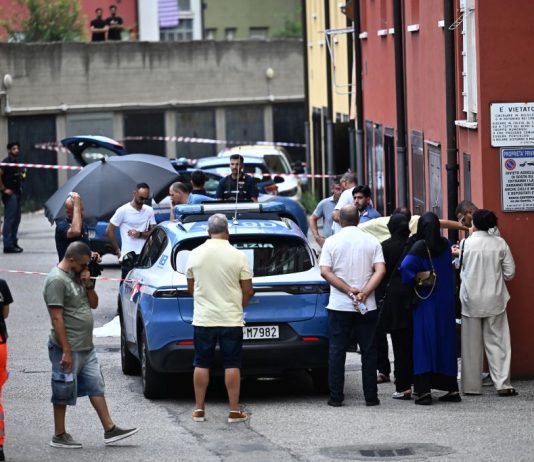 Un uomo ammanettato muore durante un intervento della polizia a Bologna