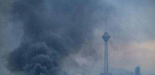 Notte di raid Usa in Iran, colpiti decine di obiettivi / Video