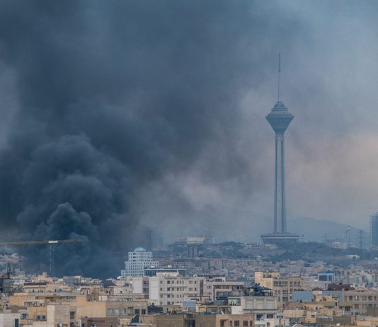 Notte di raid Usa in Iran, colpiti decine di obiettivi