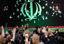 Il feretro di Ali Khamenei è a Teheran, iniziano i riti funebri