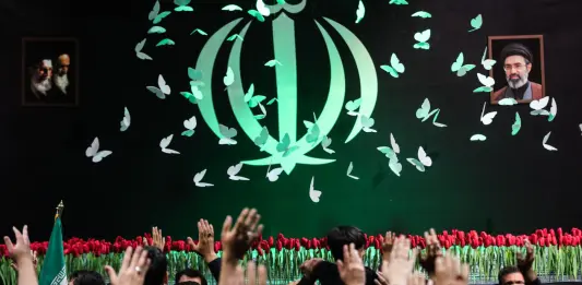 Il feretro di Ali Khamenei è a Teheran, iniziano i riti funebri