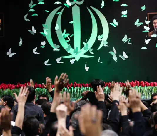 Il feretro di Ali Khamenei è a Teheran, iniziano i riti funebri. Riappare in pubblico il comandante dei Pasdaran Vahidi