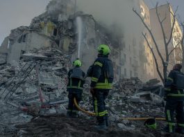 Attacchi russi su Kiev con droni e missili, almeno 18 morti e più di 90 feriti. Tra le vittime anche dei bambini