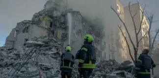 Attacchi russi su Kiev con droni e missili, almeno 18 morti e più di 90 feriti. Tra le vittime anche dei bambini