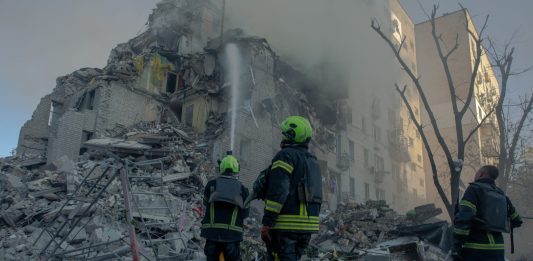 Attacchi russi su Kiev con droni e missili, almeno 18 morti e più di 90 feriti. Tra le vittime anche dei bambini