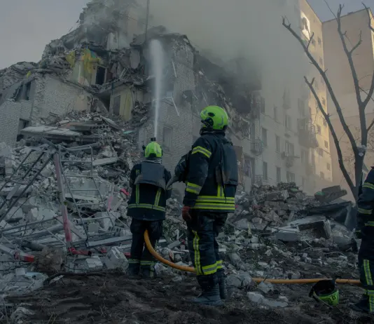 Attacchi russi su Kiev con droni e missili, almeno 13 morti e numerosi feriti
